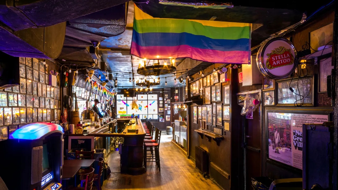 Bares LGBT+ icónicos que aún existen y puedes visitar LGBTravel
