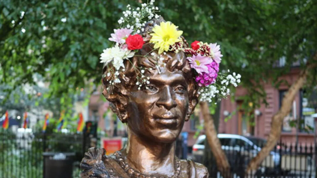 monumentos memoriales lgbt historia estatua marsha p johnson